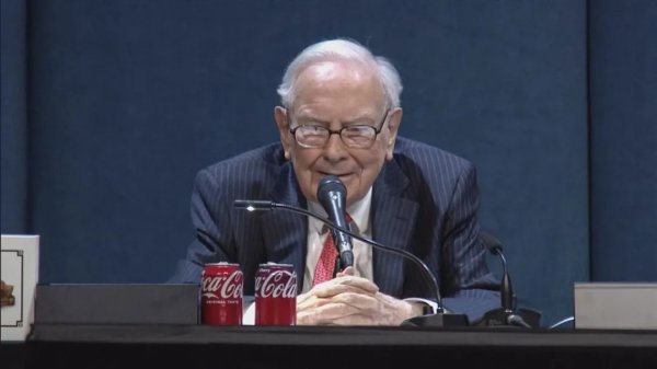 股票开户证券配资平台 “股神”计划年底退休！批评关税政策，谈日本投资、现金储备、人工智能，分享职业建议